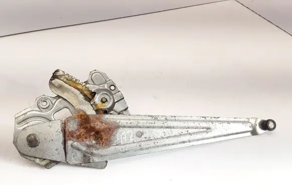 Rear door manual window regulator