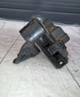 Engine mount bracket