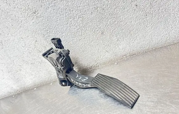 Opel Insignia A Accelerator throttle pedal 13237352 6PV00976500 25032011