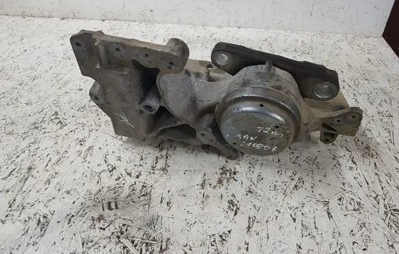 Nissan Qashqai Engine mount bracket