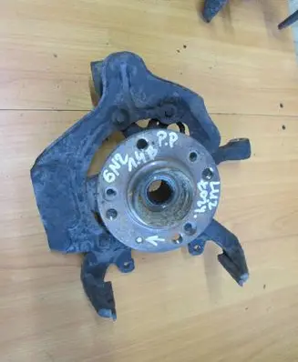 Volkswagen Polo III 6N 6N2 6NF Front wheel hub spindle knuckle
