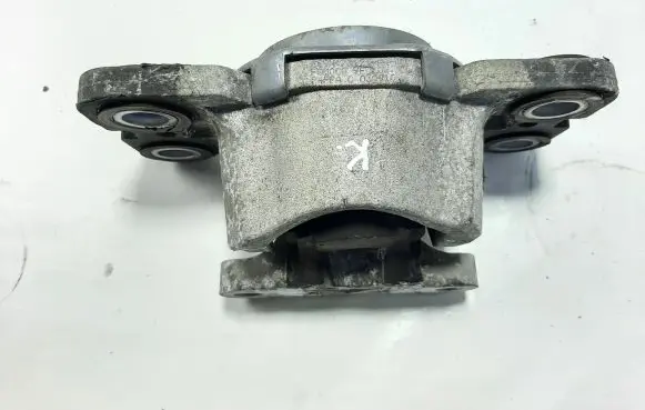 Volvo XC60 Engine mount bracket