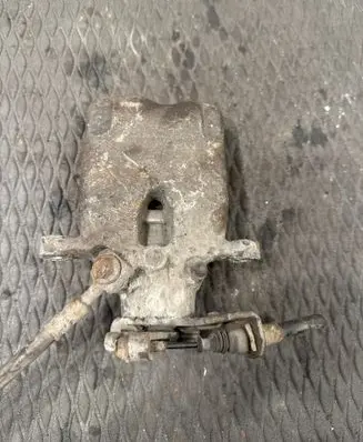 Opel Insignia A Rear brake caliper