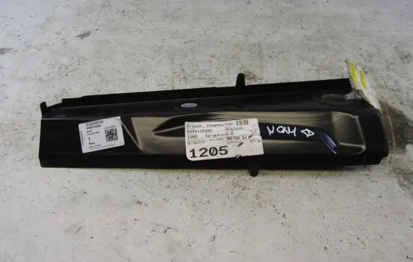 Volkswagen Golf VIII Fender end trim 5H9813228A
