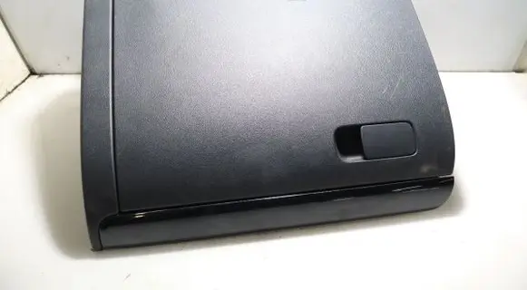 Volkswagen Jetta VI Glove box