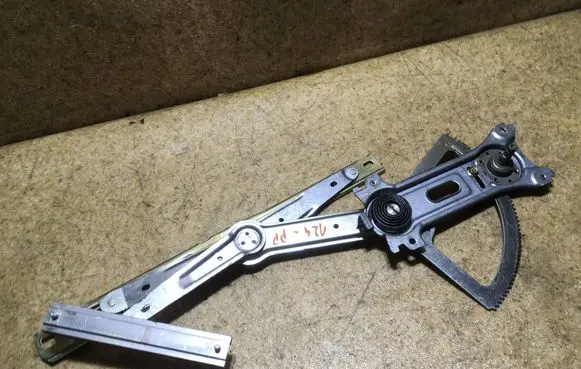 Mercedes-Benz E W124 Front door manual window regulator 