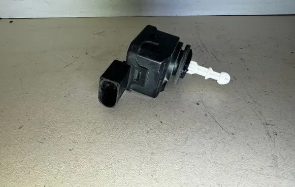 Mercedes-Benz E W211 Headlight level adjustment motor A0008201608 00787812