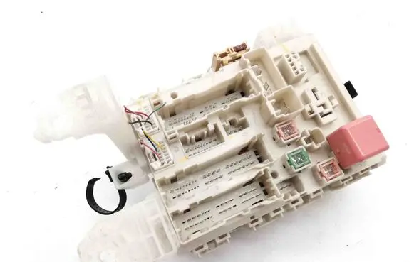 Toyota Avensis T270 Central body control module 8273005150B