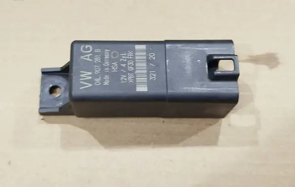 Volkswagen Crafter Glow plug pre-heat relay 04L907281B