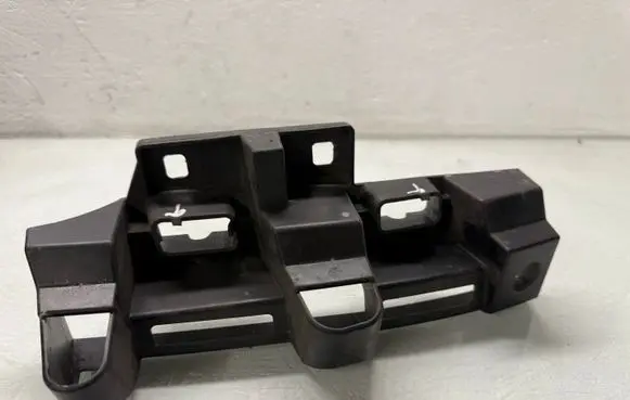 Front bumper mounting bracket