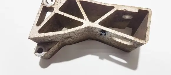 Engine mounting bracket