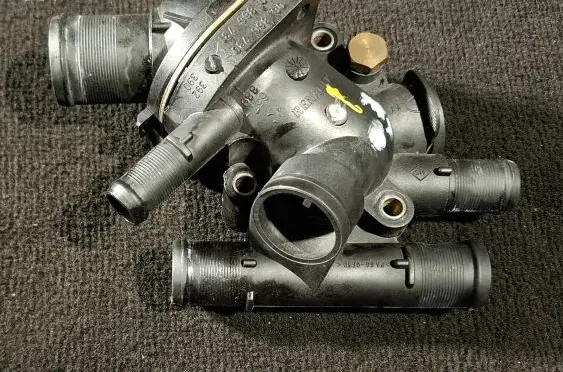 Thermostat/thermostat housing