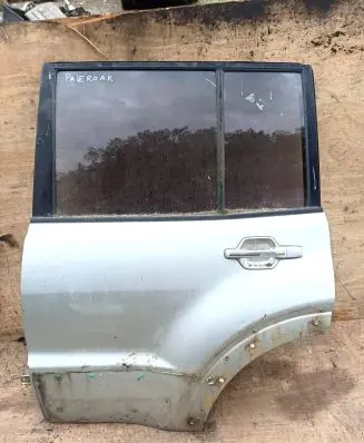Mitsubishi Pajero Rear door