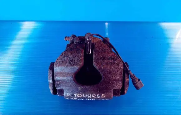 Volkswagen Touareg I Front brake caliper 7L6106D