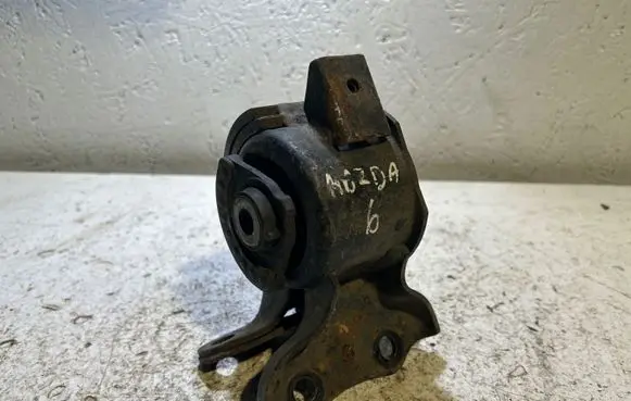 Mazda 6 Engine mount bracket