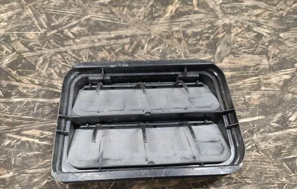 Dacia Sandero Quarter panel pressure vent 7700838358