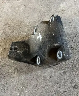 Jeep Grand Cherokee Engine mounting bracket