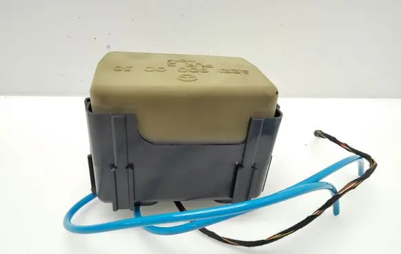 Mercedes-Benz E W212 Central locking vacuum pump 0008003348 A5998200010 A0008000018