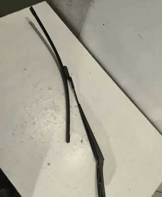 Volkswagen PASSAT B6 Windshield/front glass wiper blade 9607996176
