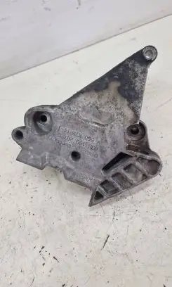 Volkswagen Golf V Engine mounting bracket 03G199207G