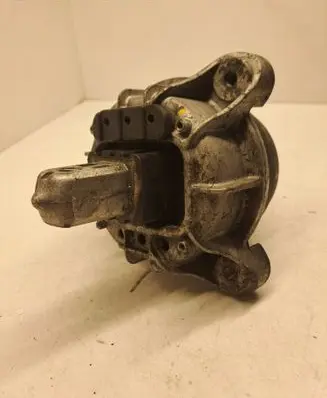 BMW 5 F10 F11 Engine mount bracket 6868301 080716