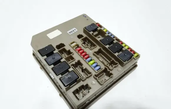 Renault Clio III Fuse module 674660A 10021