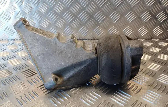 Engine mount bracket