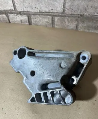 Volkswagen Tiguan Engine mounting bracket 04L199207 V210KTS104