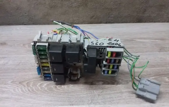 Volvo V70 Fuse module 8690698