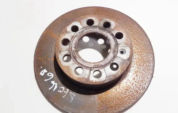 Volkswagen Jetta V Rear brake disc neventiliuojamas