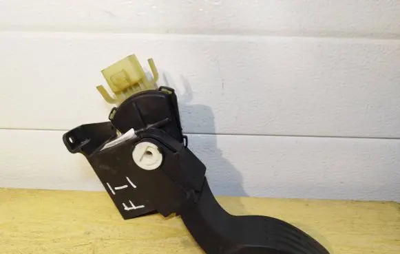 Ford Focus Accelerator throttle pedal 2M519F836AC