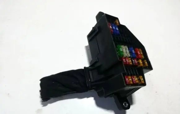 Volkswagen Golf V Fuse box set 20010500758 051811588800