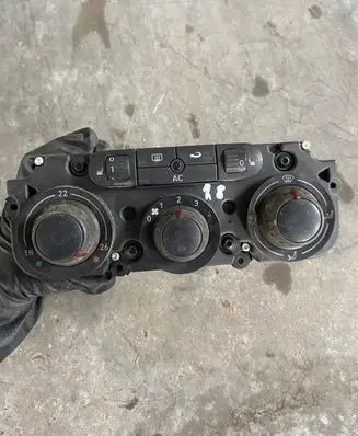 Volkswagen Jetta V Climate control unit 743138