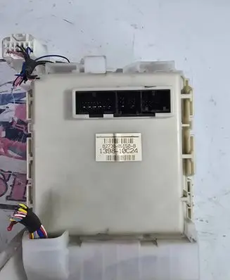 Toyota Avensis T270 Fuse module 8273005150b