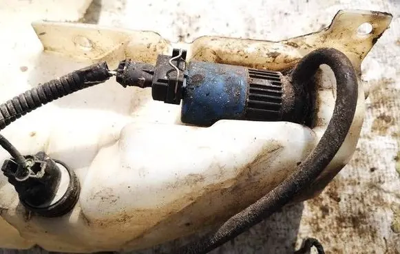 Volvo S40, V40 Windscreen/windshield washer pump