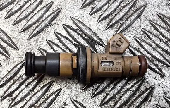 Volvo S80 Fuel injector 9125821
