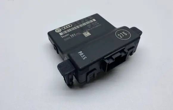 Audi A3 S3 A3 Sportback 8P Gateway control module 1K0907530Q 1K0907951