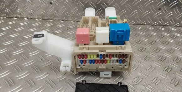 Toyota Verso Fuse module 827300F052