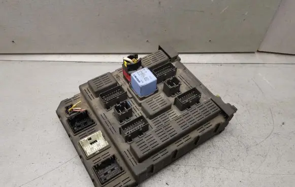 Peugeot 607 Fuse module 9643577080