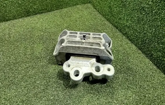 Engine mount bracket