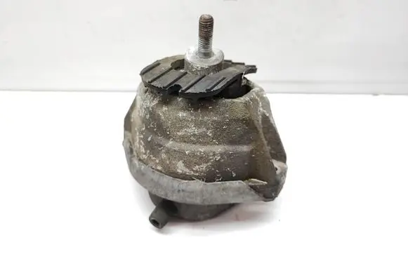 BMW 5 E60 E61 Engine mount bracket 6774620