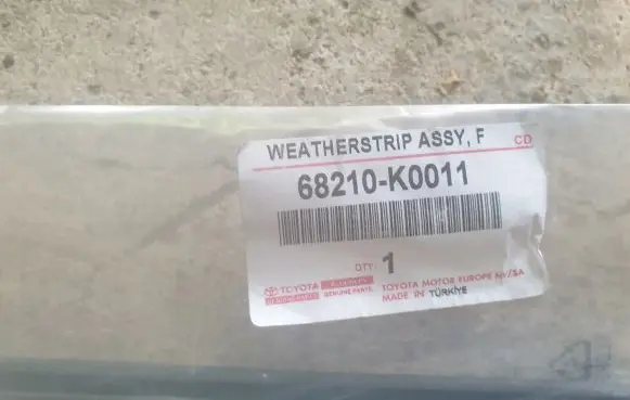 Toyota Yaris XP210 Front door glass trim molding 68210K0011