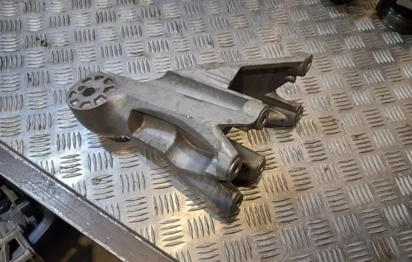 Volkswagen Touareg II Engine mounting bracket 03H199308