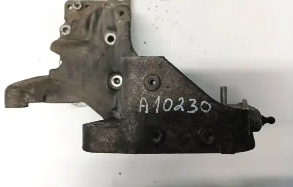 Opel Zafira B Engine mounting bracket 55196092 C2412A