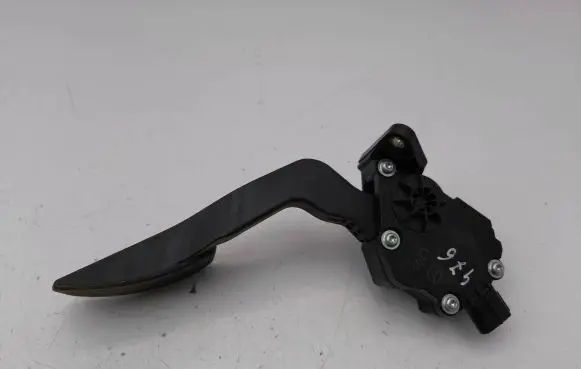 Accelerator throttle pedal