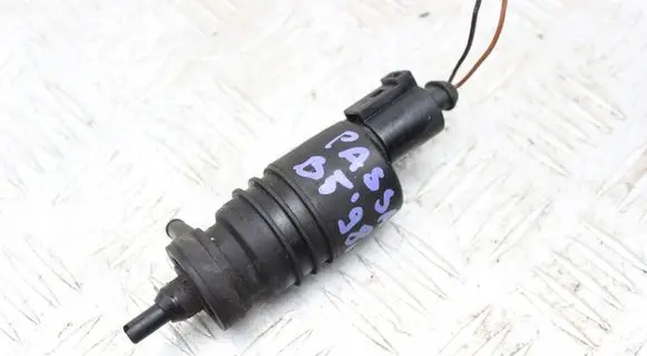 Volkswagen PASSAT B5 Windscreen/windshield washer pump 1J0973722