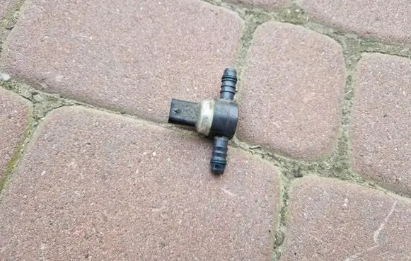 Opel Insignia B Fuel pressure sensor 13596664