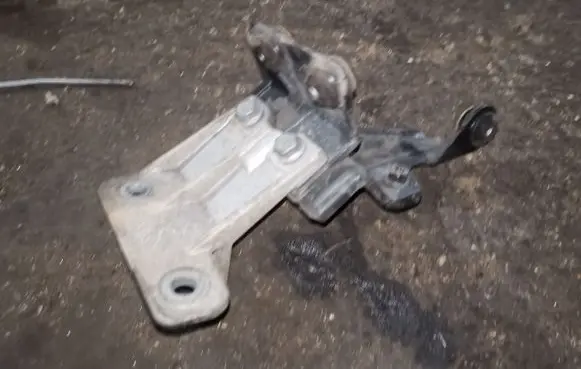 Dodge Durango Engine mounting bracket