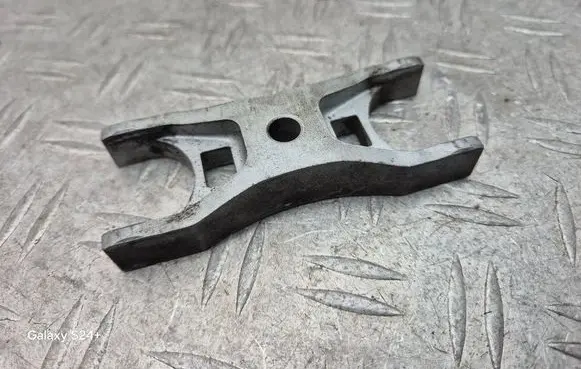 Volkswagen Golf VII Fuel Injector clamp holder 04L216