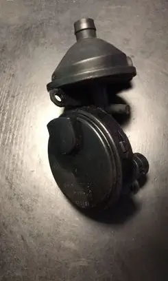BMW 3 E46 Oil breather separator 7501566